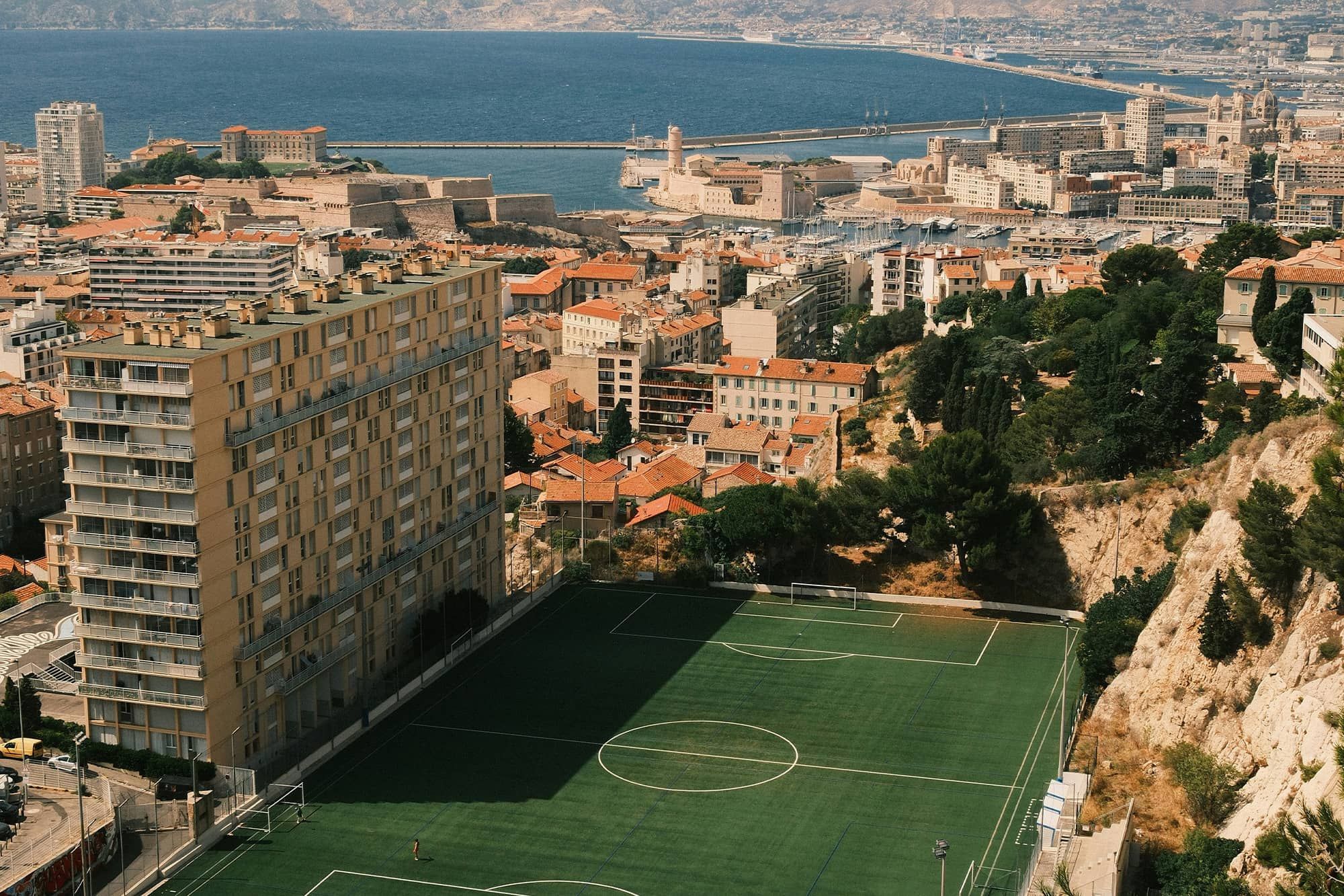 Waar kun je voetballen in Marseille?