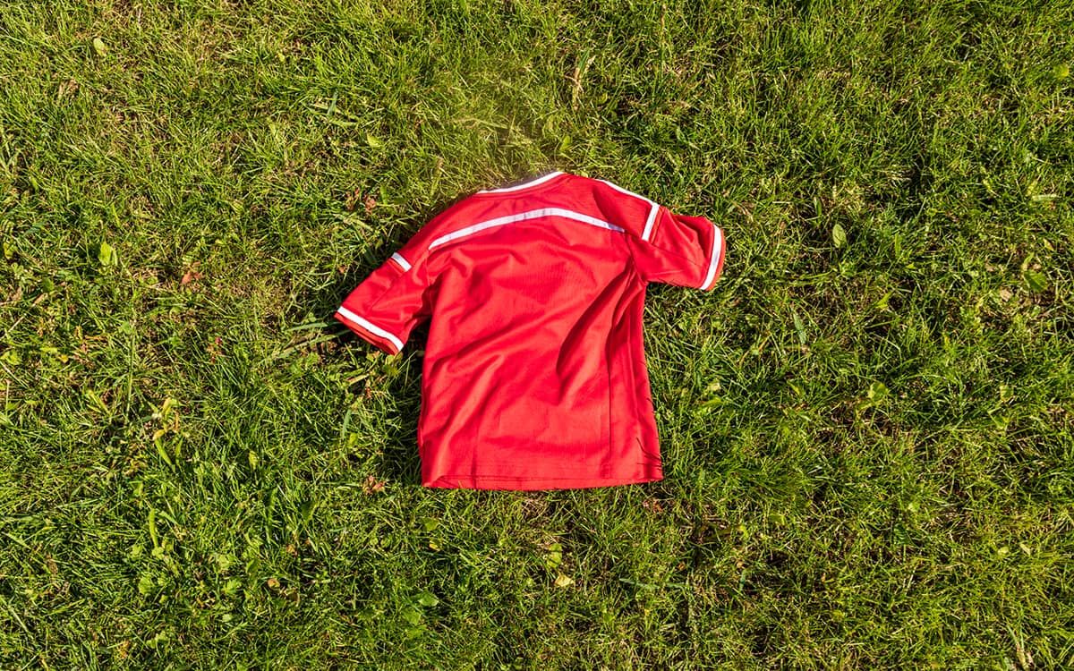 Hoe verwijder je een opdruk van een shirt?